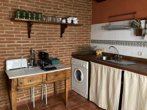 cocina con fregadero y lavadora en Casa rural Adelaida, en Villanueva del Conde