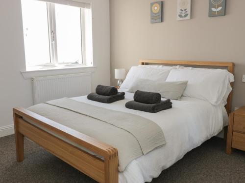 本提斯埃蘭的住宿－Seascape，一间卧室配有一张大床和两个枕头