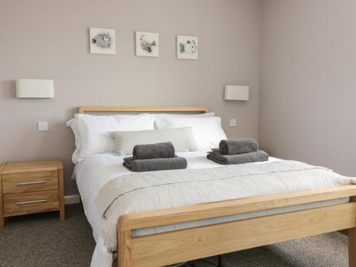 een slaapkamer met een bed met 2 kussens erop bij Shore View in Burntisland