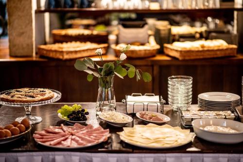 una tavola ricoperta di piatti di cibo su un tavolo di Hotel Pivoňka a Slavonice