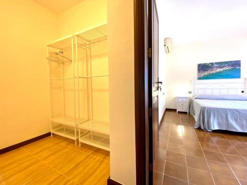 a bedroom with a bed and a glass closet at Vivienda Vacacional Villa El Mirador in San Sebastián de la Gomera