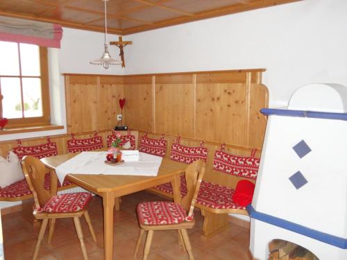 a dining room with a table and chairs at Alpenferienwohnung Strickner in Neustift im Stubaital