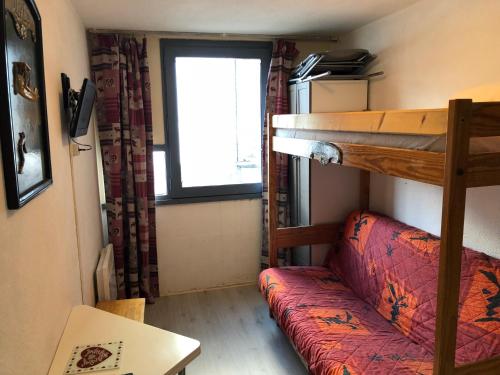 Cette petite chambre comprend des lits superposés et un canapé. dans l'établissement Le Vostok Zodiaque Soyouz, au Corbier