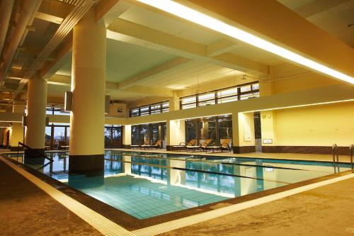 a large swimming pool in a large building at South Garden Hotels And Resorts in Zhongli