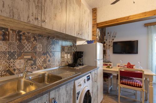 A kitchen or kitchenette at Margarita luxury apartment 1
