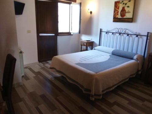 コロンブレスにあるLas Cabañas de Pimiangoの窓付きの部屋にベッド付きのベッドルーム1室があります。