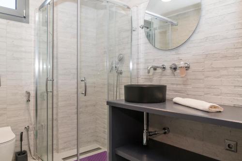 Kúpeľňa v ubytovaní Kamilari Paradise Luxury Villa