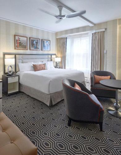 Una habitación de hotel con una cama y dos sillas. en Inn at Union Square, en San Francisco