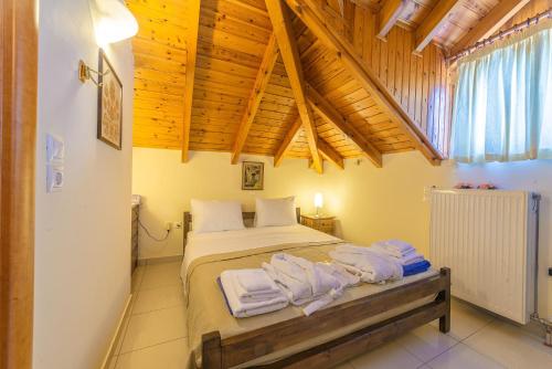 een slaapkamer met een bed met handdoeken erop bij Skroponeria View Apartments in Skroponeria