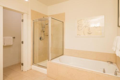 uma casa de banho com um chuveiro e uma banheira em Snow Star - 1 em Ketchum