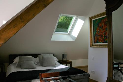 Tempat tidur dalam kamar di Beauchamps Maison d'hotes