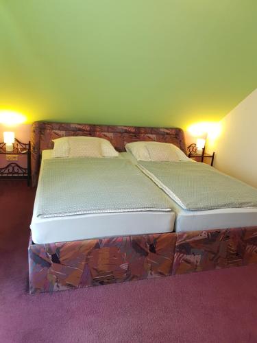 two twin beds in a room with two lamps at Agroturystyka u Kasi in Kłodzko