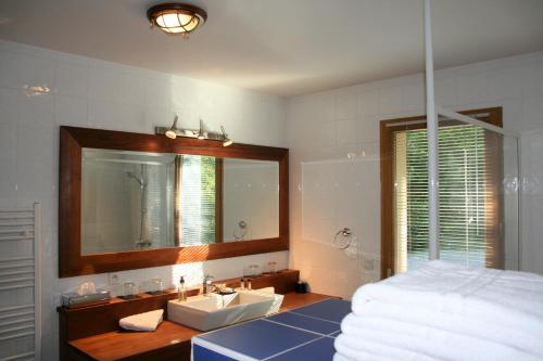 Kylpyhuone majoituspaikassa Beauchamps Maison d'hotes