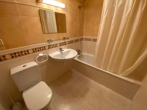 łazienka z toaletą i umywalką w obiekcie Apartamentos Sotavento Altamar w mieście Alcossebre