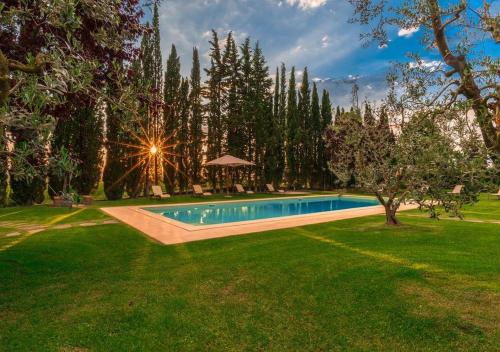 a swimming pool in the middle of a yard at Santa Margherita Vacanze in Poggibonsi