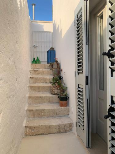a stairway leading up to a door in a house at La Loggia Salentina in Poggiardo