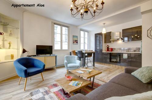 ヴァンヌにあるAppartements de caractère centreのリビングルーム(ソファ、テーブル付)