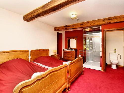 een slaapkamer met een houten bed en een toilet bij La conciergerie - Esc'Appart in Beauraing