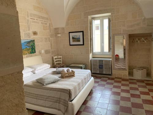 1 dormitorio con 1 cama grande en una habitación en La `Ssuta, en Poggiardo