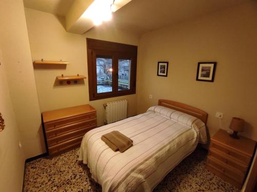 - une chambre avec un grand lit et une fenêtre dans l'établissement Casa Ángeles, à Beceite