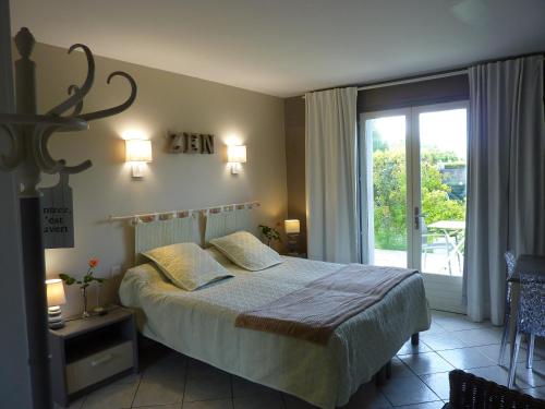 une chambre avec un lit et une grande fenêtre dans l'établissement Chambre d'Hôtes aux Sables d'Olonne, à Les Sables-dʼOlonne