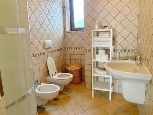 La salle de bains est pourvue de toilettes et d'un lavabo. dans l'établissement Villa Elena by ApulianBnV, à Serranova