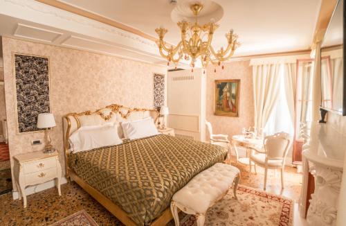 Säng eller sängar i ett rum på EGO' Boutique Hotel - The Silk Road