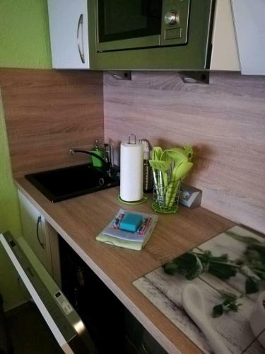 a kitchen counter with a sink and a microwave at Gipfelzauber in Braunlage