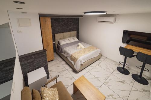 1 dormitorio con 1 cama en una habitación con piano en Orel suite en Eilat