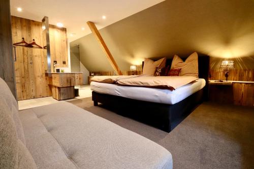 um quarto com uma cama grande num quarto em Chalet 24 em Bütgenbach