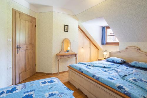 Ένα ή περισσότερα κρεβάτια σε δωμάτιο στο Apartments Tourist farm Matijovc