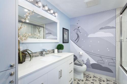 une salle de bain avec un lavabo, des toilettes et un miroir dans l'établissement Renovated & Spacious 1bed/2bath Whistler Village, à Whistler
