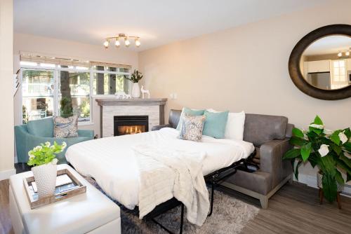 A seating area at Renovated & Spacious 1bed/2bath Whistler Village