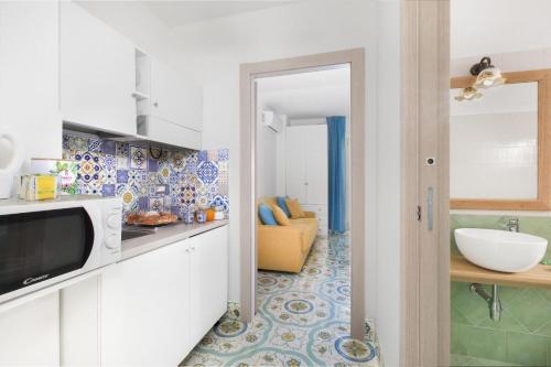 TV a/nebo společenská místnost v ubytování Millie Sorrento Suites