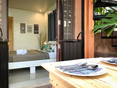 ein Zimmer mit einem Bett und einem Tisch mit einem Teller darauf in der Unterkunft Matilde’s Sanctuary Bed & Breakfast in Dampol
