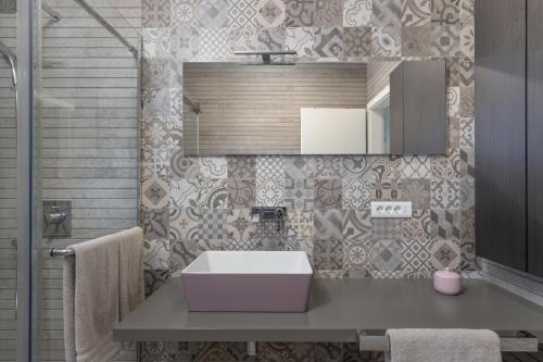 een badkamer met een wastafel en een spiegel bij Lalic Gallery Villa in Bibinje