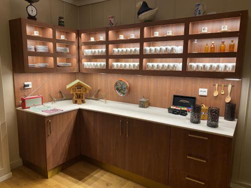 MorgedalにあるMorgedal Hotel Spa & Resort - Unike Hotellerの木製のキャビネットとカウンタートップを備えたキッチン