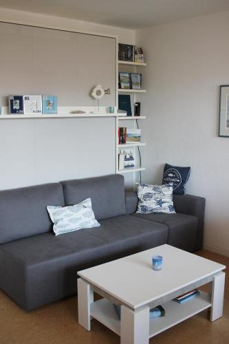 a living room with a couch and a coffee table at Seelöwe App. 9 in Wittdün