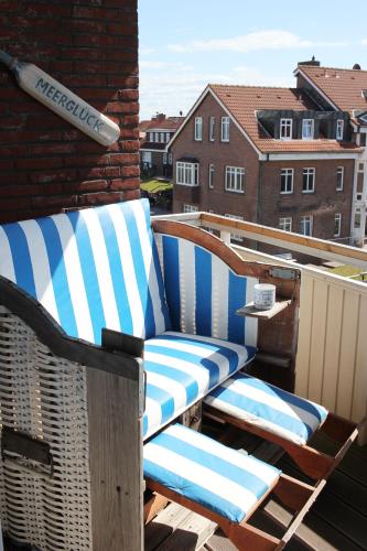 a pair of chairs sitting on top of a balcony at Seelöwe App. 9 in Wittdün