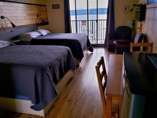Postel nebo postele na pokoji v ubytování Above Tide Motel