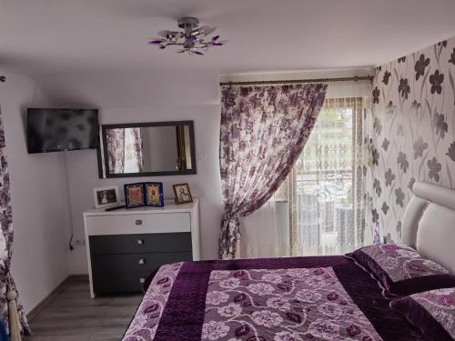 a bedroom with a bed and a window at Casa Luca in Vama