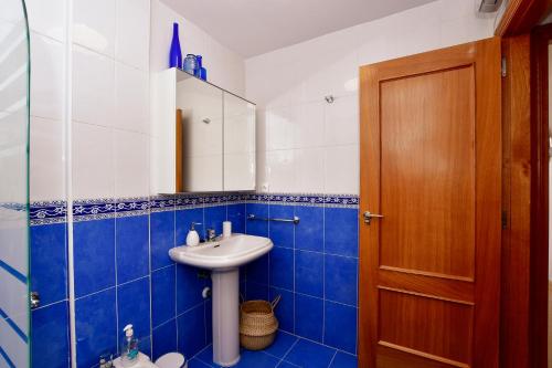 a blue and white bathroom with a sink and a mirror at Apartamento Terrazas de Aguamarina in Orihuela Costa