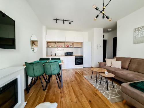 un salon avec un canapé et une table dans l'établissement Royal apartman Zlatibor, à Palisat