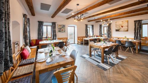 a restaurant with wooden tables and chairs at POSTHANSL in Gamlitz