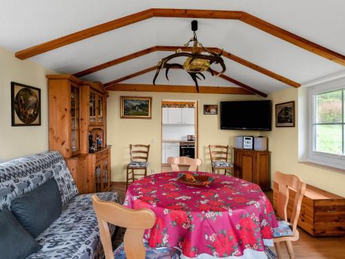 Holiday home near the Oberhof ski resort في Kurort Steinbach-Hallenberg: غرفة معيشة مع طاولة وأريكة