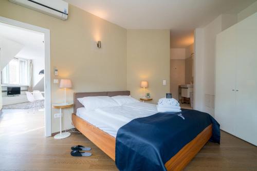 a bedroom with a bed with a blue blanket on it at Vienna Residence, City Park - Belvedere in Vienna