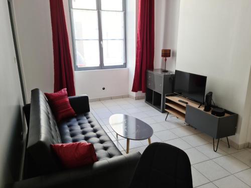 a living room with a couch and a table at Beaugency-3 sur la route des châteaux in Beaugency