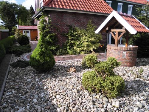 Κήπος έξω από το Familienurlaub in Ostfriesland für max 7 Pers in 2 Wohnungen, auch Einzeln Wohnungen