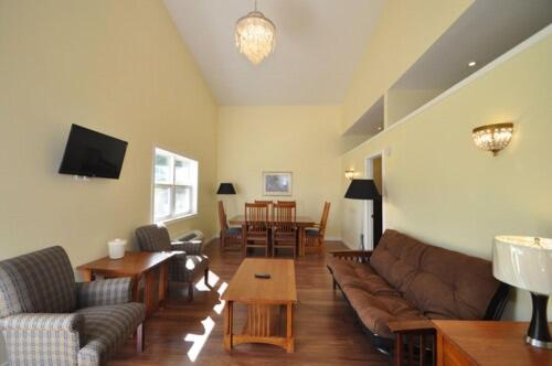 uma sala de estar com um sofá e uma mesa em Waterview On The Bay em Wiarton