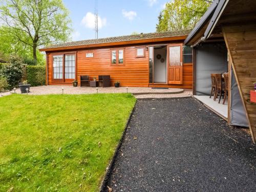 een huis met een pad dat naar de voorkant leidt bij Urbane Holiday Home in Garderen with Terrace and Garden in Garderen